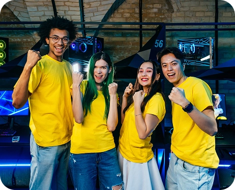Een divers esports-team viert een overwinning in een modern gamingcentrum met RGB-gaming-pc’s en lacht na een succesvolle competitieve gamesessie.